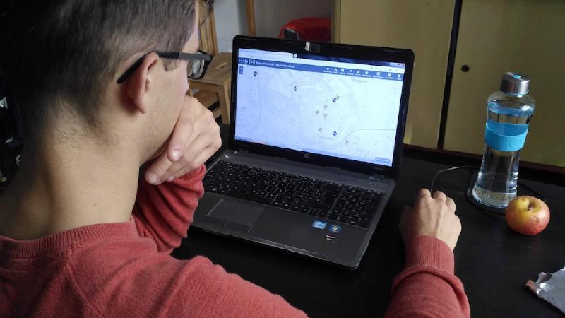 Neslyšící muž si hledá na internetu podniky na mapě přístupnosti