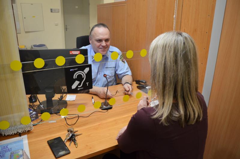 Označená přepážka se zabudovanou indukční smyčkou