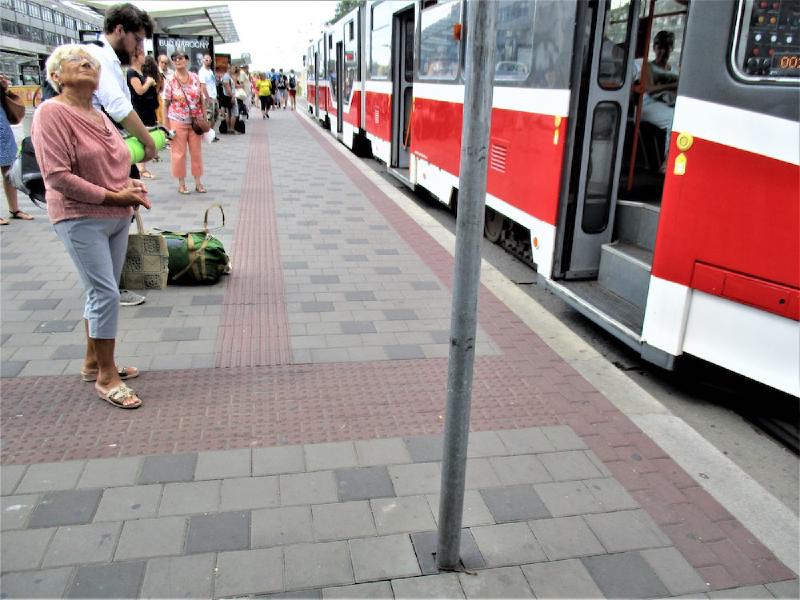 Reliéfní dlažba vedená podél nástupní hrany středového ostrůvku