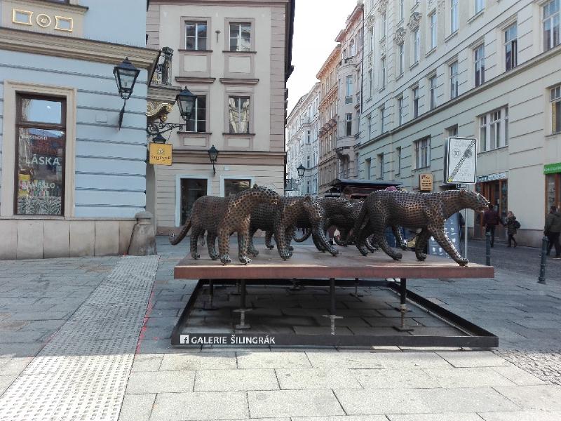 Překážka v podobě sochy je umístěna těsně vedle signálního pásu.