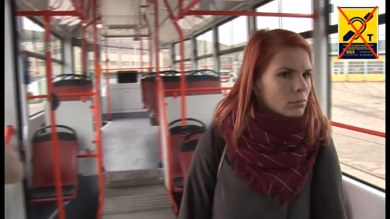 Informační nouze nedoslýchavé cestující před instalací indukční smyčky v tramvaji