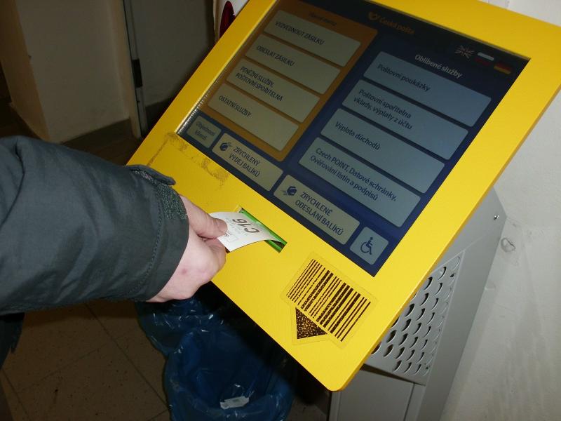 Na obrázku je terminál pro vydávání lístků bez úpravy přístupné pro nevidomé klienty.
