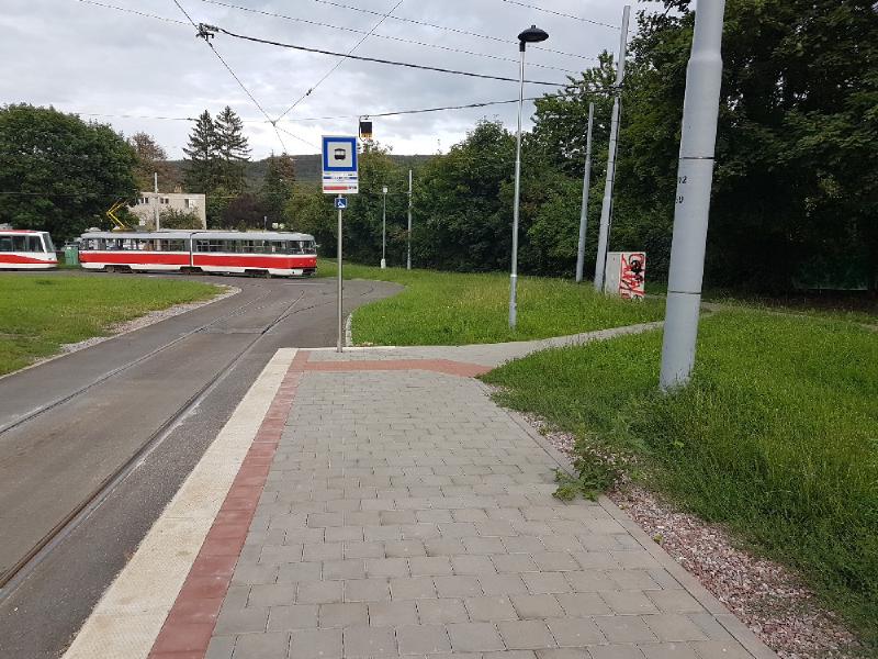 Bezbariérové nástupiště před rozdvojením tramvajových kolejí